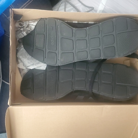 Adidas - Picture 3 of 6